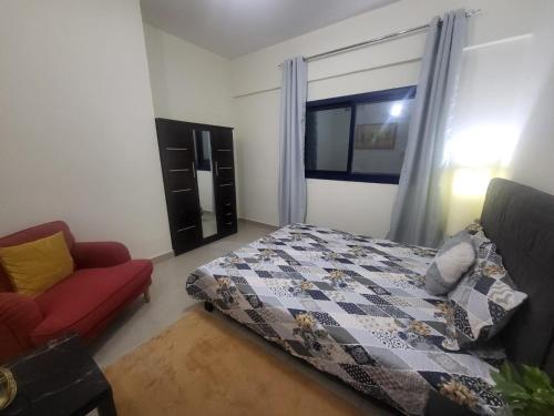 1 dormitorio con 1 cama, 1 silla y 1 ventana en Luxury 3 BHK family vacation home, en Dubái