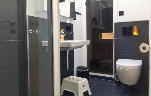 ein Bad mit einem Waschbecken und einem WC in der Unterkunft Friedrichskoog-strandpark 15 in Friedrichskoog