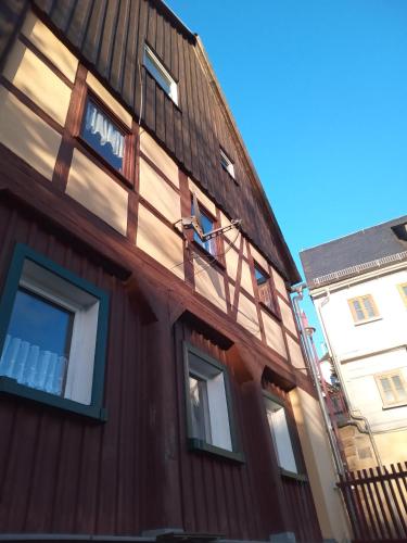 a wooden building with windows on the side of it at Ferienwohnung zum Sebnitzer Hirsch in Sebnitz