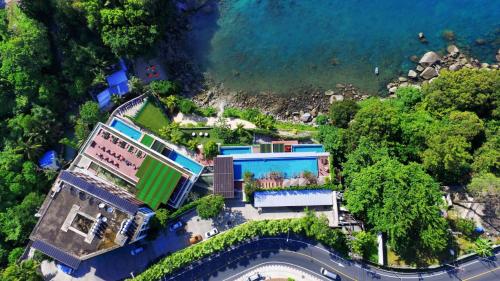 een luchtzicht op een huis met een zwembad bij Zenmaya Oceanfront Phuket, Trademark Collection by Wyndham in Patong Beach