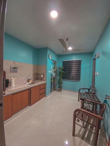 巴西古當的住宿－Al-Mughni Homestay，大房间设有蓝色墙壁的厨房