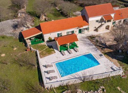 una vista aérea de una casa con piscina en Villa Villa Karaga - with private pool en Ljubotic