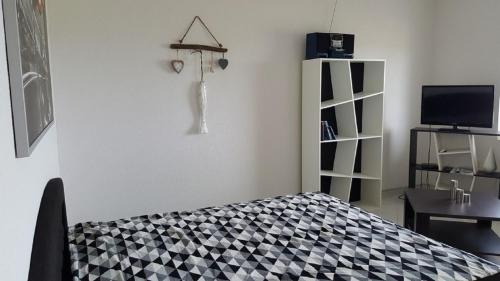 ein Schlafzimmer mit einem Bett mit einem schwarz-weißen Muster in der Unterkunft Apartments Dragi - with pool in Nin