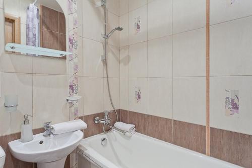 ein Badezimmer mit einem Waschbecken, einer Badewanne und einem WC in der Unterkunft Vip-kvartira Kuzmy Chornogo 4 in Minsk