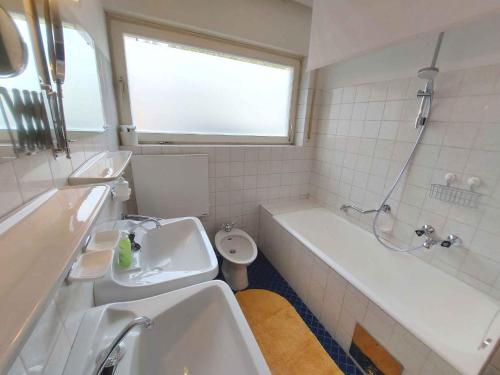 uma casa de banho com um lavatório, uma banheira e um WC. em Holiday home in Bad Mitterndorf - Steiermark 41120 em Bad Mitterndorf