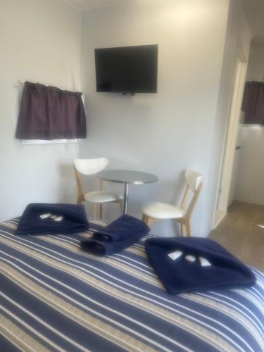 Ένα ή περισσότερα κρεβάτια σε δωμάτιο στο Bega Caravan Park