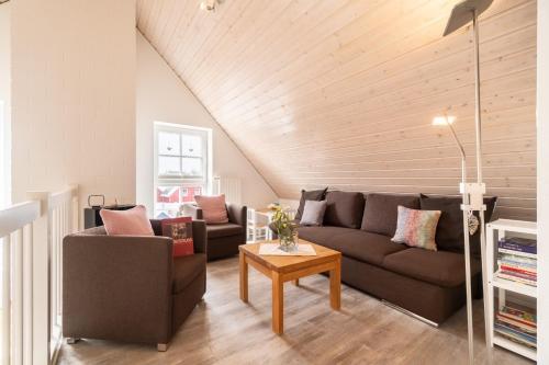 a living room with a couch and a table at Kapitänskoje in Greetsiel