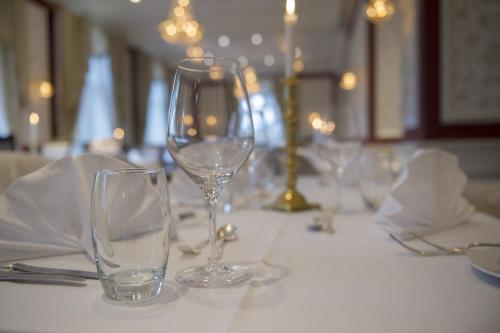 a table with wine glasses on a white table cloth at Fleischer's Hotel in Vossevangen