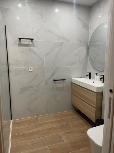 ein Badezimmer mit Dusche, Waschbecken und Spiegel in der Unterkunft UIM Mediterraneo CASA Sepulveda Wifi in Puerto de Sagunto