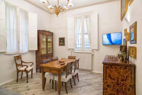 una sala da pranzo con tavolo e sedie in legno di casa Guido Reni a Bologna