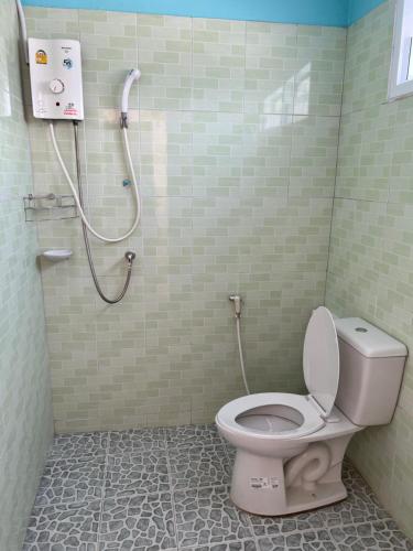 La salle de bains est pourvue d'une douche et de toilettes. dans l'établissement Sea skyline home, à Sattahip