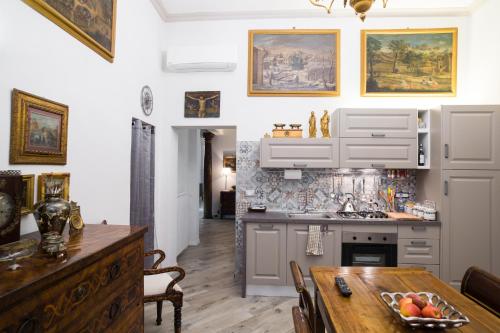 una cucina con armadi bianchi e tavolo in legno di casa Guido Reni a Bologna