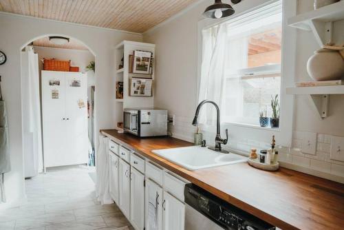 a kitchen with a sink and a window at Charming Cuvée Cottage, 2 blocks to downtown! in Carlton