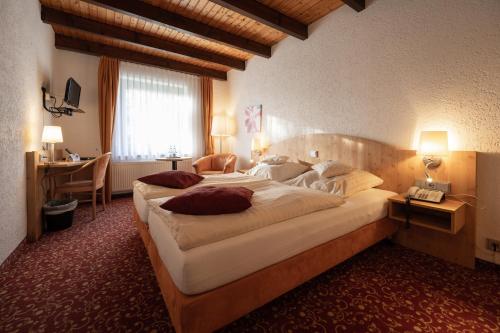 - une chambre avec un grand lit dans l'établissement Landhaus Dürkop, à Wolfenbüttel