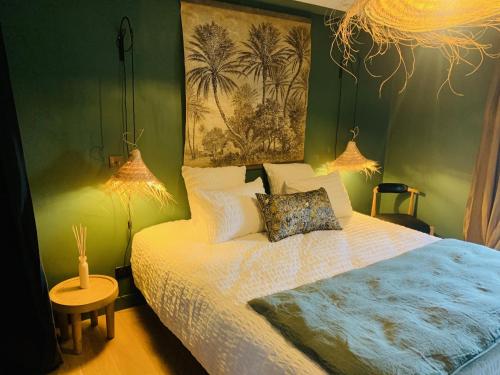 ein Schlafzimmer mit einem Bett mit zwei Lampen in der Unterkunft La Cambrousse 