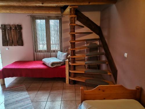 une chambre avec un escalier et un lit dans une chambre dans l'établissement Forest House, à Zăbala