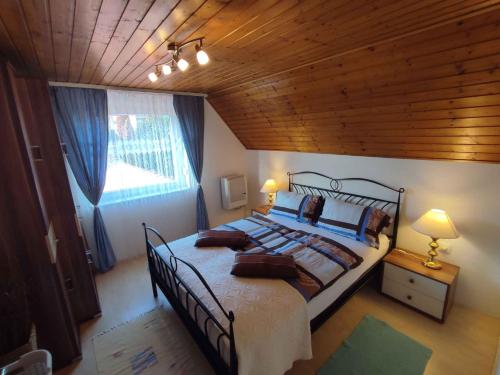 - une chambre avec un grand lit et un plafond en bois dans l'établissement Apartment in Fonyod - Balaton 43602, à Fonyód