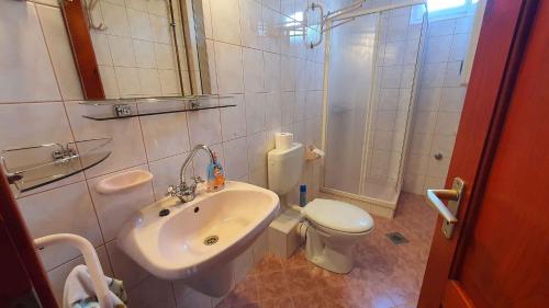 ein Bad mit einem Waschbecken, einem WC und einer Dusche in der Unterkunft Apartment in Zamardi - Balaton 20347 in Zamárdi