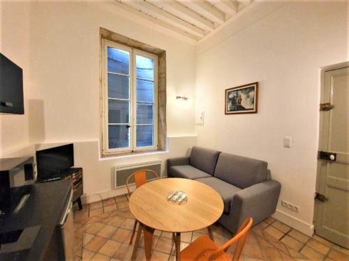 un salon avec un canapé et une table dans l'établissement L'Appart de la rue Balze, à Arles