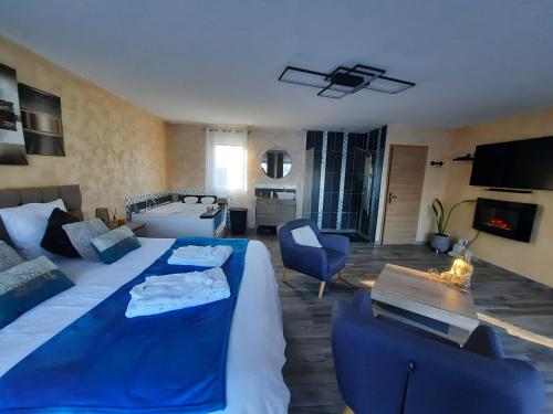 une chambre d'hôtel avec un lit et un salon dans l'établissement Le temps d'une pause ailleurs, à Faumont