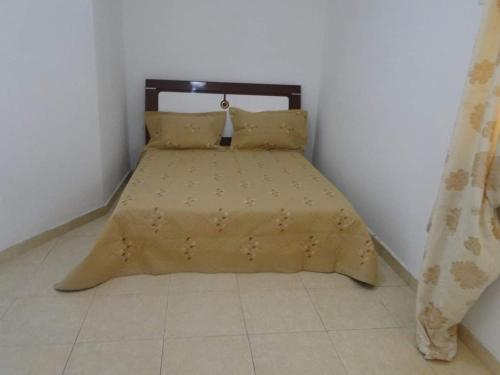 - un petit lit dans un coin de chambre dans l'établissement MEDINA HOTEL - Mutsamudu, à Mutsamudu
