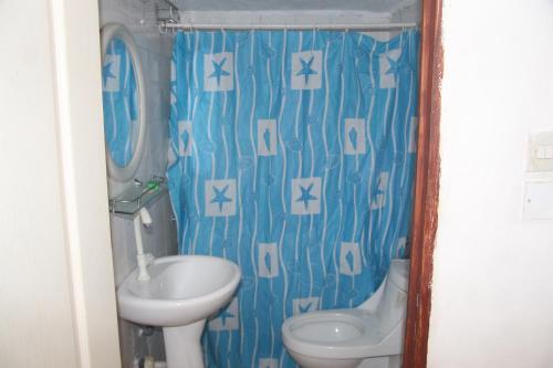 y baño con aseo y lavamanos. en MEDINA HOTEL - Mutsamudu en Mutsamudu