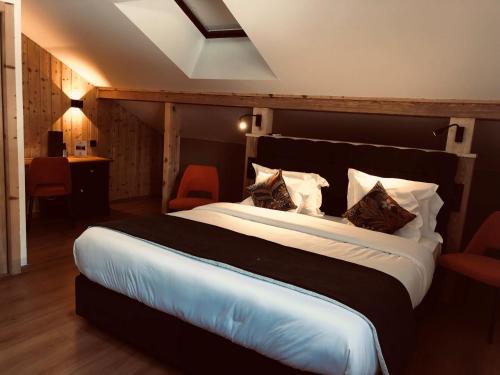 a bedroom with a large bed in a room at Terra-Beka Lodge in La Chapelle-dʼAbondance