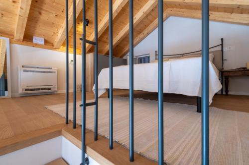 un letto in una camera da letto soppalcata con soffitti in legno di Luxury Seaview Apartment - Mare a Slano