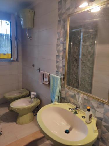 y baño con lavabo y aseo. en Casa SoleMare a pochi passi dalla spiaggia di Terracina, en Terracina