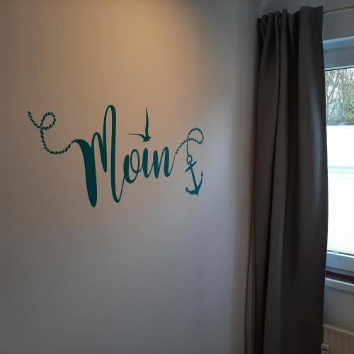 Una habitación con un cartel que dice mamá en la pared en Seestern en Grömitz