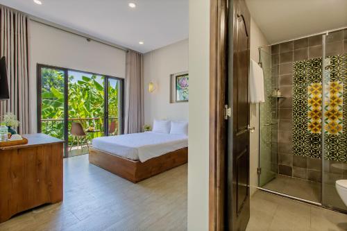 a bedroom with a bed and a shower and a bathroom at Aki’s Pool Villa An Bang Beach in Tân Thành (1)