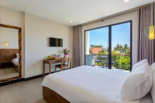 um quarto com uma cama e uma grande janela em Aki’s Pool Villa An Bang Beach em Tân Thành (1)