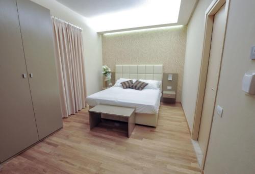 a bedroom with a bed and a table in it at Hotel Dori in Peschiera del Garda