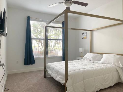 a bedroom with a bed with a ceiling fan at Luxe Houston by the Galleria, Free parking in Houston