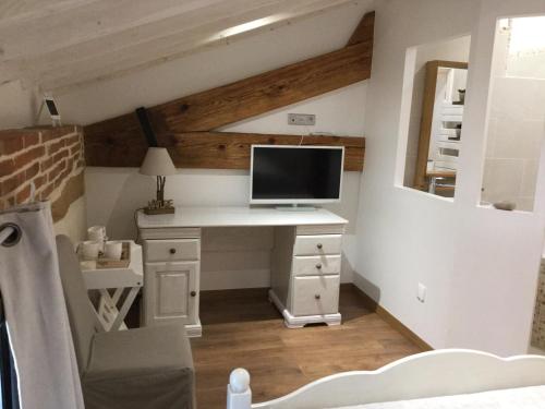 a room with a desk with a computer on it at Guesthouse Le Pujol in Sainte-Foy-dʼAigrefeuille
