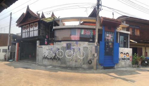 a building with graffiti on the side of it at SolarCell walking street Homestay - โซล่าเซลล์ถนนคนเดินโฮมสเตย์ in Ban Nong Nam Khan