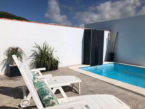 Bazén v ubytování Alojamientos con piscina privada y cerca del mar, mire las fotos y elija el suyo, le esperamos nebo v jeho okolí