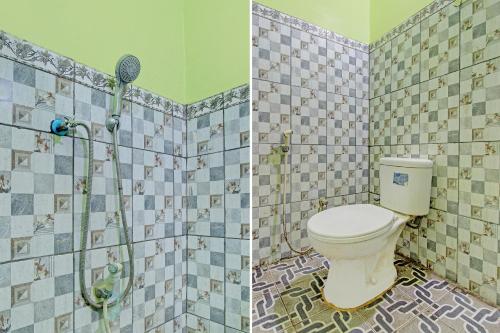 2 fotos de un baño con aseo y ducha en OYO 92467 Cahyo Kost 1, en Semarang