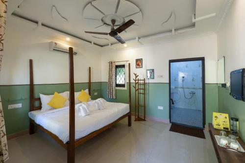 um quarto com uma cama e uma ventoinha de tecto em Avadale Tadoba - Stag Groups Not Allowed em Mohurli