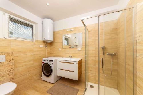 y baño con lavadora y ducha. en Holiday home in Buzsak - Südtransdanubien 43397, en Buzsák