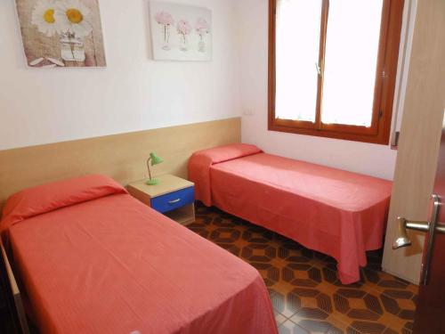 Habitación con 2 camas y ventana en Apartment in Bibione 38360, en Bibione