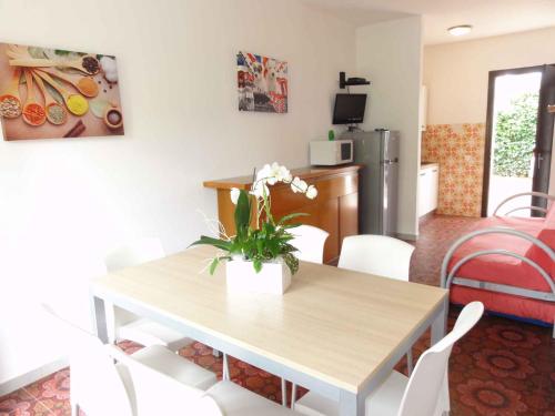 cocina y comedor con mesa y sillas en Apartment in Bibione 38360, en Bibione