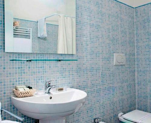 uma casa de banho em azulejos azuis com um lavatório e um WC em Apartments in Barberino Tavarnelle - Toskana 43638 em Tavarnelle in Val di Pesa