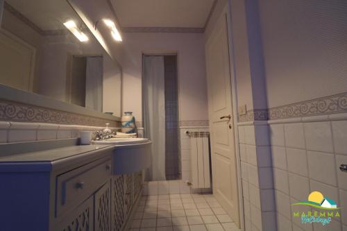 a bathroom with a sink and a mirror at Maremma Holidays : Casa Lory in Massa Marittima