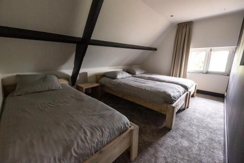 1 Schlafzimmer mit 2 Betten in einem Zimmer in der Unterkunft New appartment with heated pool located in nature! Apartment Hoek van Winssen in Winssen