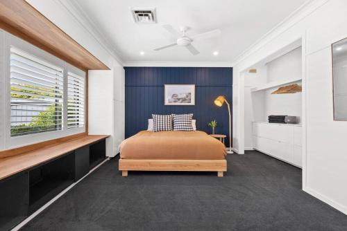 1 dormitorio con cama y pared azul en A Knight In - sleeps 6 - Winter Deal - 1pm Checkout!, en Fyansford