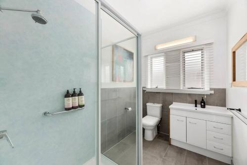 een badkamer met een douche, een toilet en een wastafel bij A Knight In - sleeps 6 - Winter Deal - 1pm Checkout! in Fyansford
