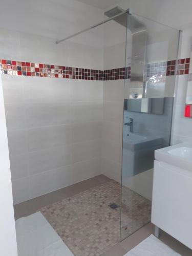 uma casa de banho com um chuveiro, um WC e um lavatório. em TI KAJOU em Saint-François