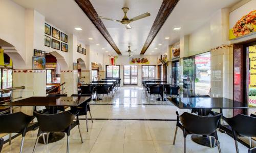 En restaurant eller et andet spisested på Treebo Garden Cottage & Lawn Mahabaleshwar