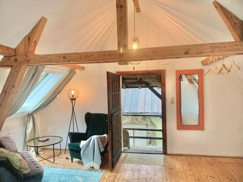 a living room with a couch and a table at Kleine Kunstremise mit Holzofen Burg Freienfels in Weinbach